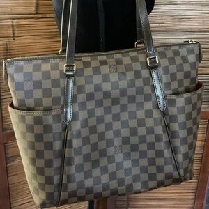 Louis Vuitton Totally MM in pristine condition. 100% Authentic